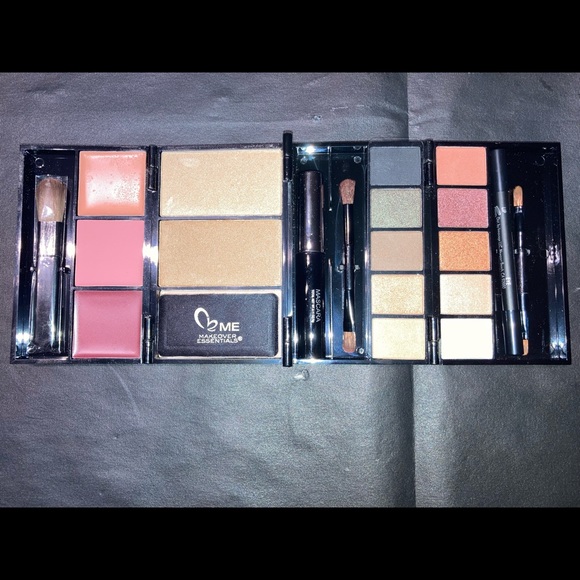 Makeover essentials bundle - Picture 12 of 14